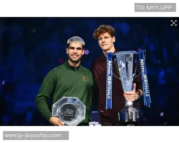 意大利国家队主帅斯帕莱蒂现场观赛ATP总决赛与冠军辛纳亲密合影 意大利国家队主帅斯帕莱蒂现场观赛ATP总决赛与冠军辛纳亲密合影