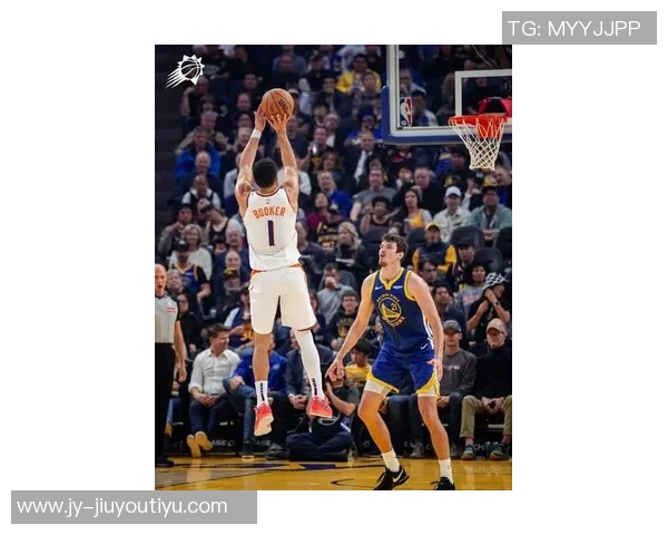 布克遭遇严密防守表现平平13投5中三分球命中率低迷仅得18分6失误