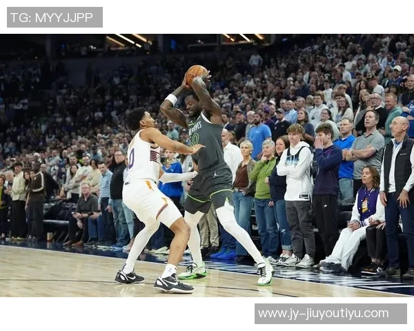 兰德尔半场表现稳定12投4中贡献13分5篮板1助攻状态回暖助力球队奋战