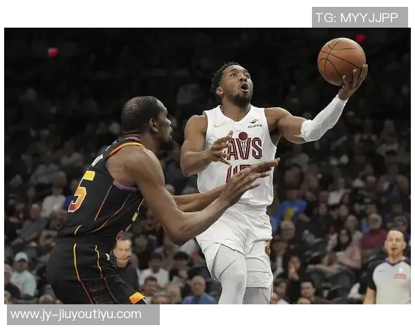 米切尔半场表现亮眼5中3贡献7分1板2助2断展现实力 米切尔半场表现亮眼5中3贡献7分1板2助2断展现实力