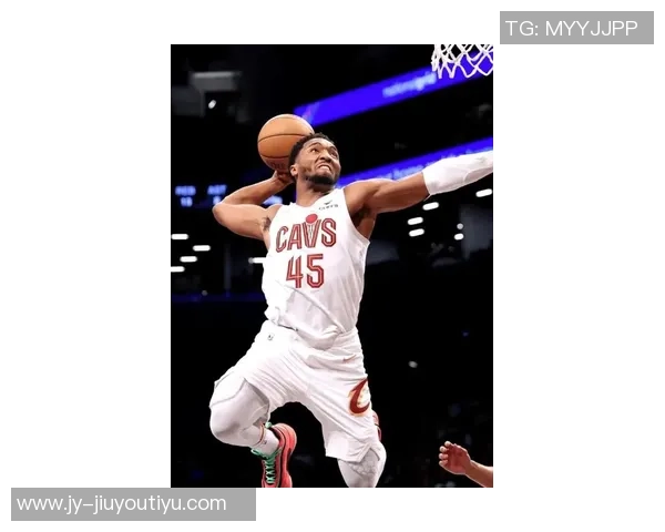 米切尔意外受伤被搀扶离场队内得分王身份岌岌可危