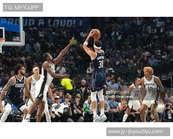 克莱上半场状态低迷仅得5分三分球命中率惨淡 克莱上半场状态低迷仅得5分三分球命中率惨淡