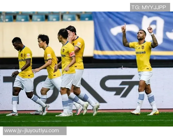 克雷桑身穿巴西9号球衣现场助威激情对决韩国队 克雷桑身穿巴西9号球衣现场助威激情对决韩国队